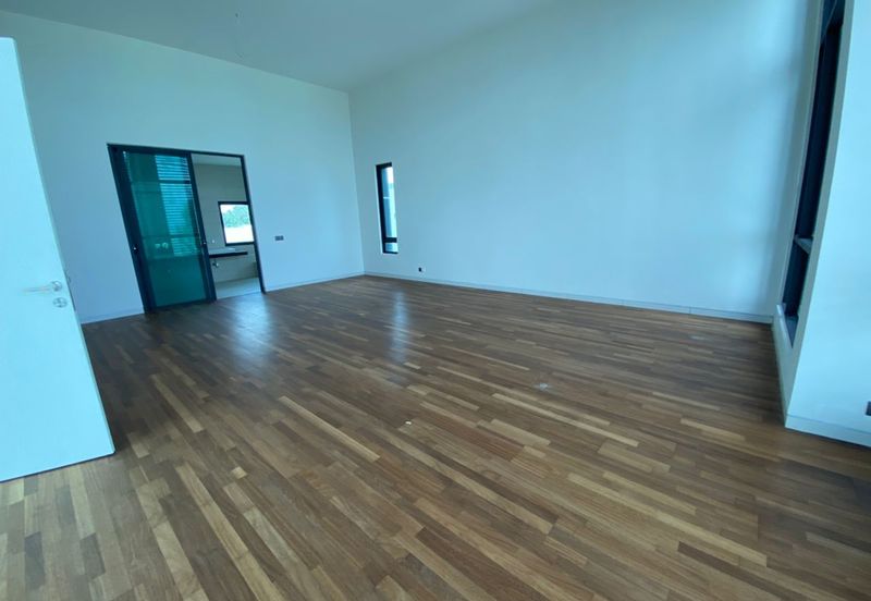 A super rare and exclusive sea view frontage 3 storey bungalow is now on the market.