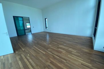 A super rare and exclusive sea view frontage 3 storey bungalow is now on the market.