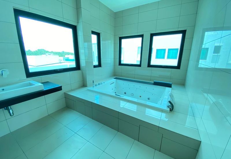 A super rare and exclusive sea view frontage 3 storey bungalow is now on the market.