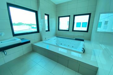 A super rare and exclusive sea view frontage 3 storey bungalow is now on the market.