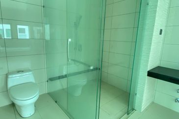 A super rare and exclusive sea view frontage 3 storey bungalow is now on the market.