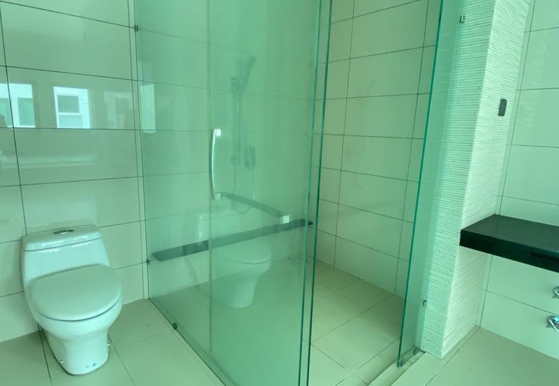 A super rare and exclusive sea view frontage 3 storey bungalow is now on the market.