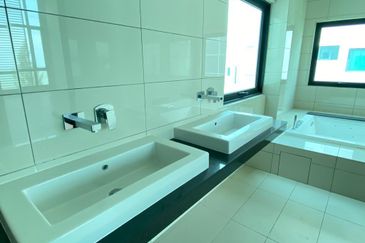 A super rare and exclusive sea view frontage 3 storey bungalow is now on the market.