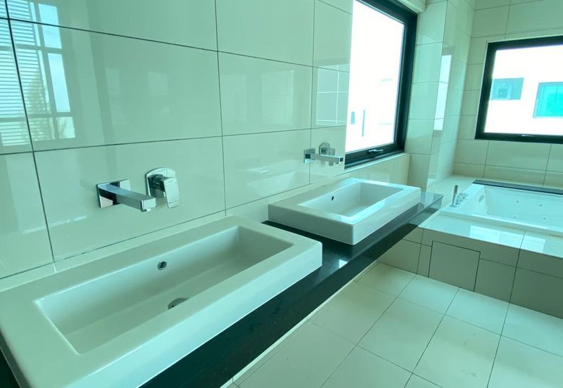 A super rare and exclusive sea view frontage 3 storey bungalow is now on the market.