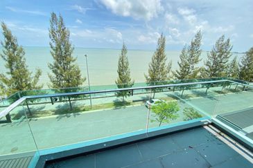 A super rare and exclusive sea view frontage 3 storey bungalow is now on the market.