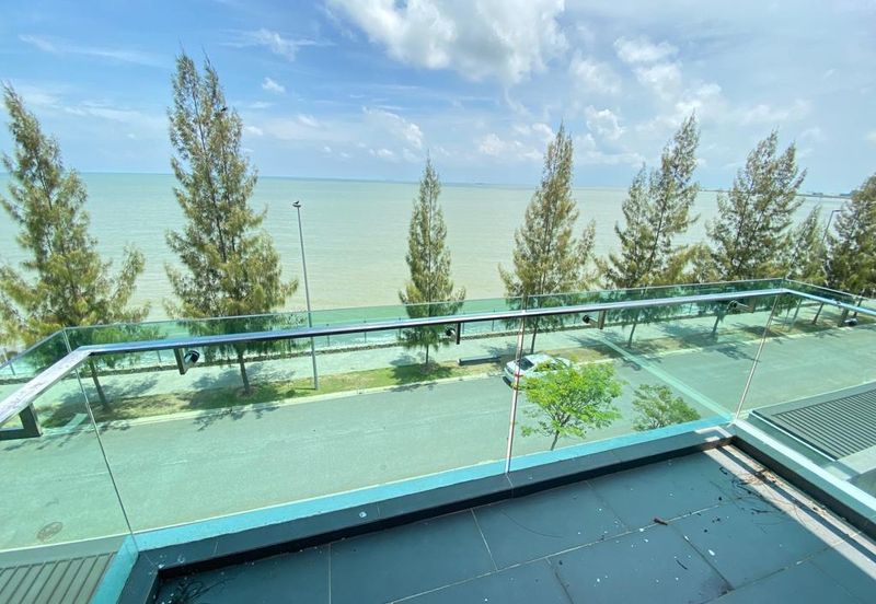 A super rare and exclusive sea view frontage 3 storey bungalow is now on the market.