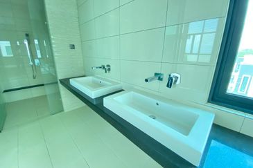 A super rare and exclusive sea view frontage 3 storey bungalow is now on the market.