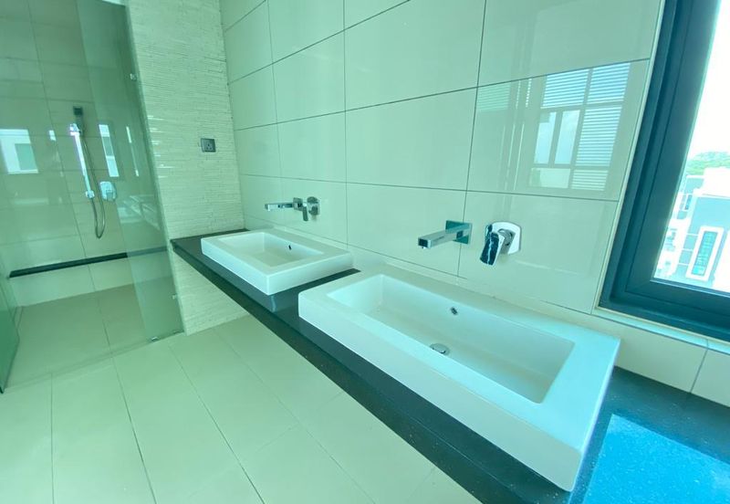 A super rare and exclusive sea view frontage 3 storey bungalow is now on the market.