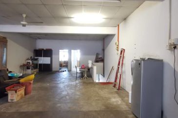 Cheng 99 Speed Mart same row Freehold 2 Storey Shop For Sale (HOT AREA)- Bumi Lot