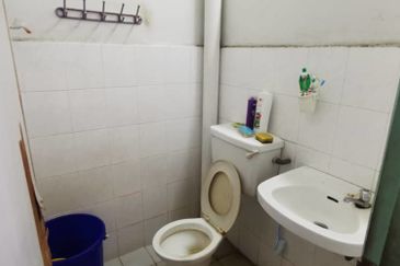 Cheng 99 Speed Mart same row Freehold 2 Storey Shop For Sale (HOT AREA)- Bumi Lot