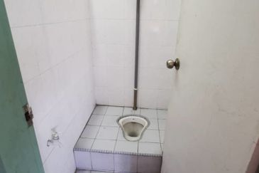 Cheng 99 Speed Mart same row Freehold 2 Storey Shop For Sale (HOT AREA)- Bumi Lot