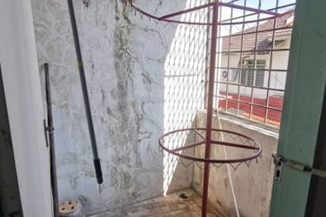 Cheng 99 Speed Mart same row Freehold 2 Storey Shop For Sale (HOT AREA)- Bumi Lot