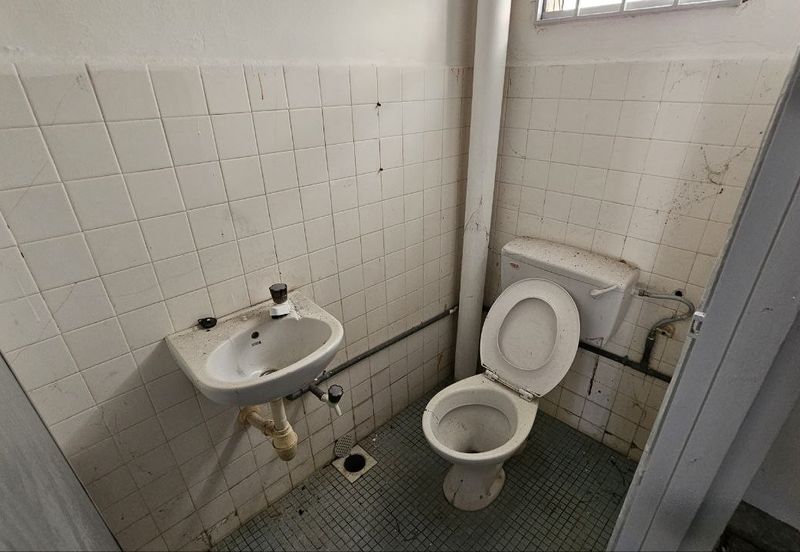 For Sale 3 Storey Terrace Shop Intermediate @ Melaka Raya Center