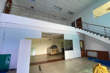 For Sale 3 Storey Terrace Shop Intermediate @ Melaka Raya Center