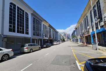 For Sale 3 Storey Terrace Shop Intermediate @ Melaka Raya Center