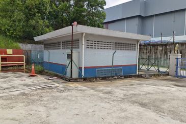 For Sale 3 Storey Terrace Shop Intermediate @ Melaka Raya Center