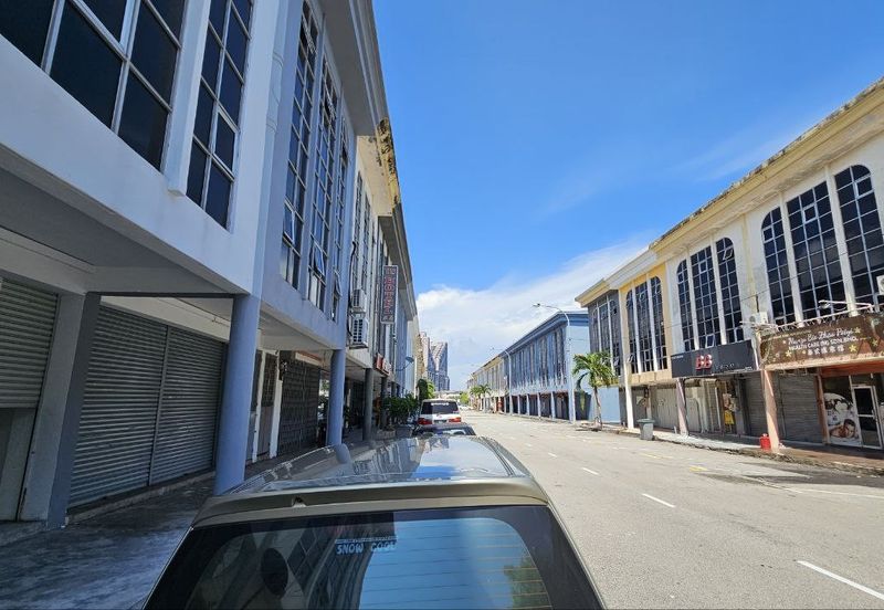 For Sale 3 Storey Terrace Shop Intermediate @ Melaka Raya Center