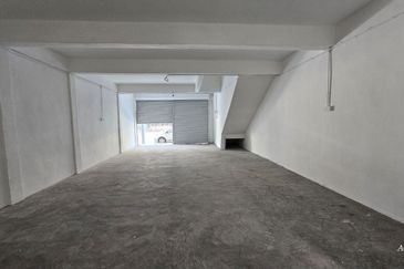 For Sale 3 Storey Terrace Shop Intermediate @ Melaka Raya Center