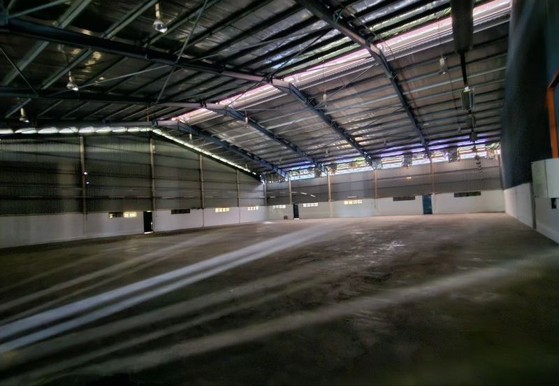 Corner Fully Covered Factory 65,000sf 1,600amp No Beam Production Area