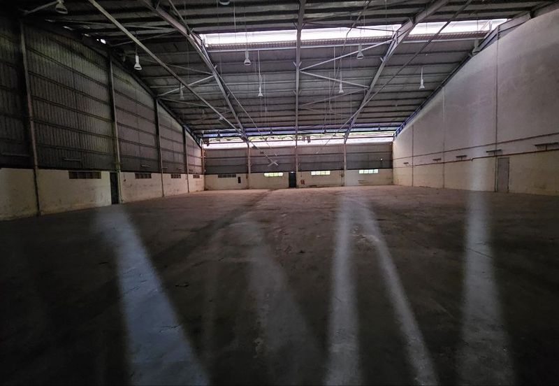 Corner Fully Covered Factory 65,000sf 1,600amp No Beam Production Area