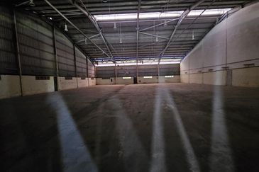 Corner Fully Covered Factory 65,000sf 1,600amp No Beam Production Area