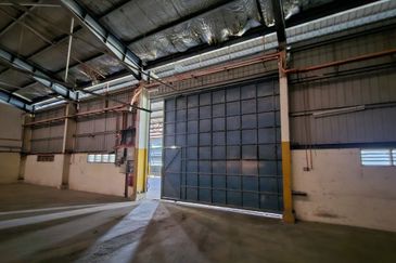 Corner Fully Covered Factory 65,000sf 1,600amp No Beam Production Area