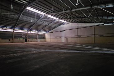Corner Fully Covered Factory 65,000sf 1,600amp No Beam Production Area