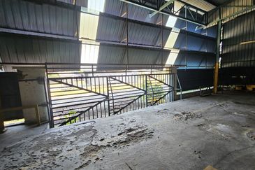 Corner Fully Covered Factory 65,000sf 1,600amp No Beam Production Area