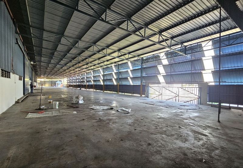 Corner Fully Covered Factory 65,000sf 1,600amp No Beam Production Area