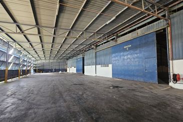 Corner Fully Covered Factory 65,000sf 1,600amp No Beam Production Area