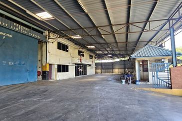 Corner Fully Covered Factory 65,000sf 1,600amp No Beam Production Area