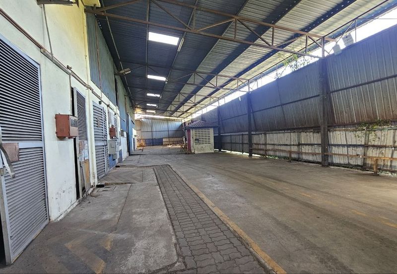 Corner Fully Covered Factory 65,000sf 1,600amp No Beam Production Area