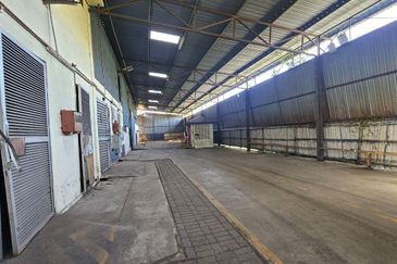 Corner Fully Covered Factory 65,000sf 1,600amp No Beam Production Area