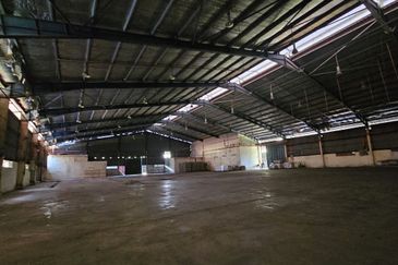 Corner Fully Covered Factory 65,000sf 1,600amp No Beam Production Area