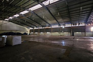 Corner Fully Covered Factory 65,000sf 1,600amp No Beam Production Area