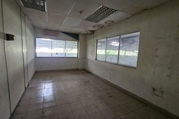 Corner Fully Covered Factory 65,000sf 1,600amp No Beam Production Area