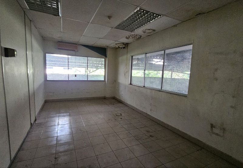 Corner Fully Covered Factory 65,000sf 1,600amp No Beam Production Area