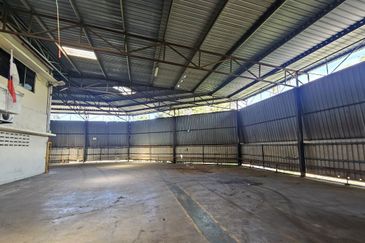 Corner Fully Covered Factory 65,000sf 1,600amp No Beam Production Area