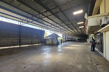 Corner Fully Covered Factory 65,000sf 1,600amp No Beam Production Area