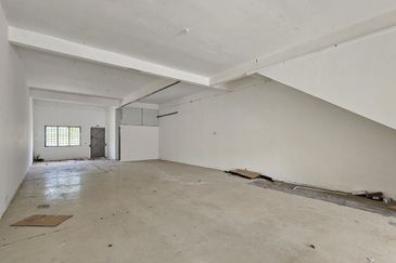  Near Family Store Ground Floor Main Road Facing Shop Suitable For F&b  _____