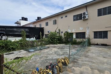  Near Family Store Ground Floor Main Road Facing Shop Suitable For F&b  _____