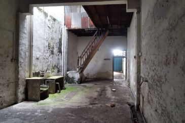 Bukit Cina 2 Storey Pre-war Jonker Unesco Shop 1,400sf Road Side Bare