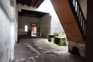 Bukit Cina 2 Storey Pre-war Jonker Unesco Shop 1,400sf Road Side Bare