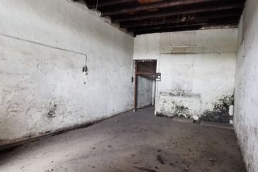 Bukit Cina 2 Storey Pre-war Jonker Unesco Shop 1,400sf Road Side Bare