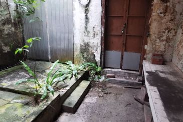 Bukit Cina 2 Storey Pre-war Jonker Unesco Shop 1,400sf Road Side Bare