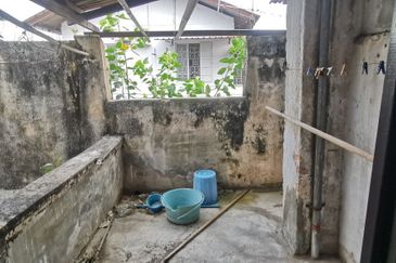 Bukit Cina 2 Storey Pre-war Jonker Unesco Shop 1,400sf Road Side Bare