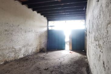 Bukit Cina 2 Storey Pre-war Jonker Unesco Shop 1,400sf Road Side Bare