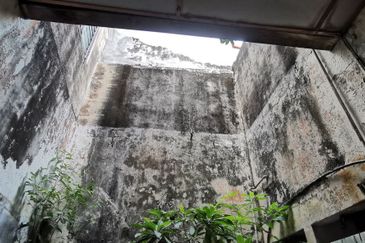 Bukit Cina 2 Storey Pre-war Jonker Unesco Shop 1,400sf Road Side Bare