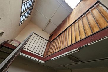 Kampung 7 Below Value Freehold 1.5 Storey Terrace Non Bumi 5mins Aeon