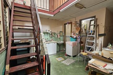 Kampung 7 Below Value Freehold 1.5 Storey Terrace Non Bumi 5mins Aeon